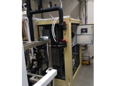 新加坡國(guó)立大學(xué)23kW集成吸收式冷水機(jī)組，該機(jī)組用于新加坡國(guó)立大學(xué)能源實(shí)驗(yàn)室的實(shí)驗(yàn)平臺(tái)